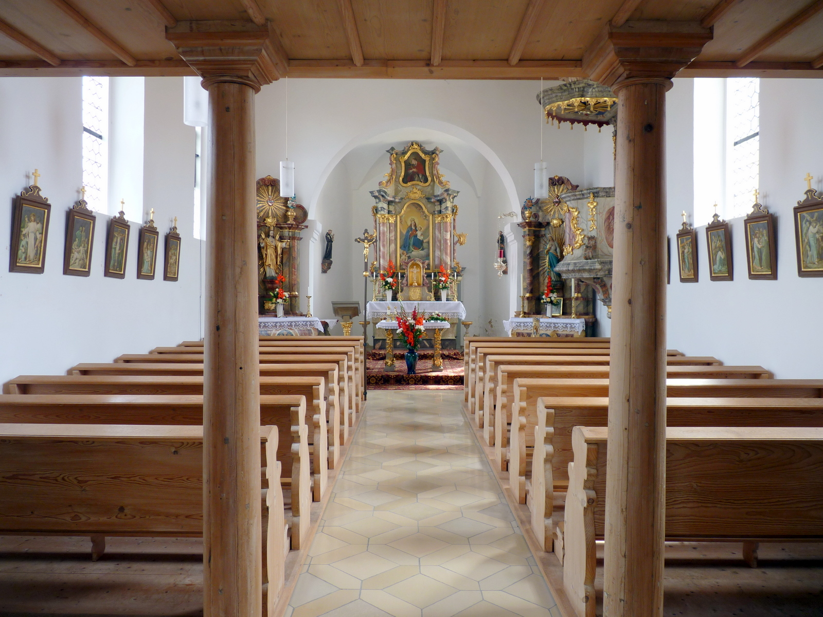 Innenraum der Kirche Maria Königin in Asang