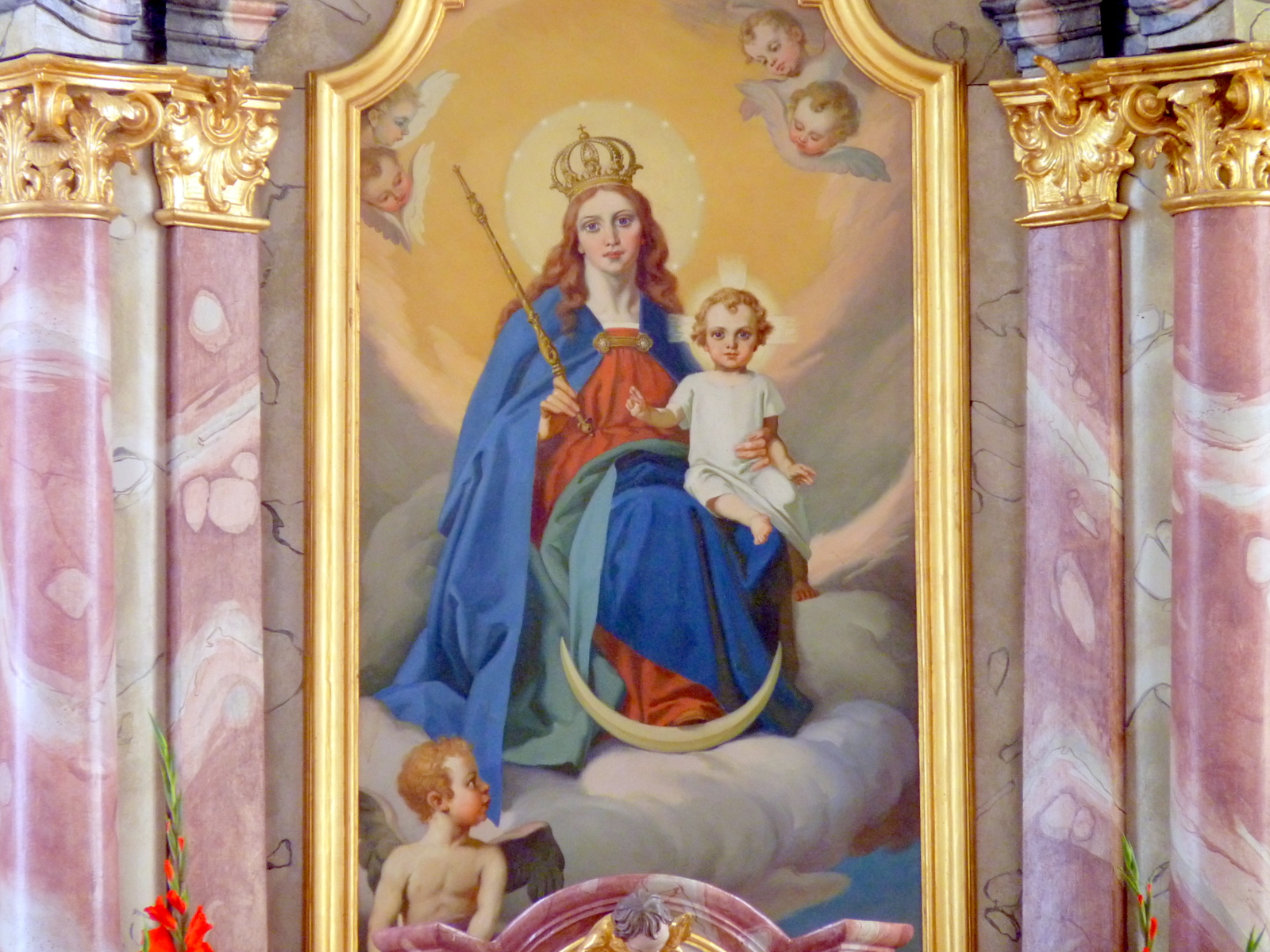 Altarbild Maria Königin mit dem Jesuskind, das die rechte Hand zum Segensgestus erhebt.